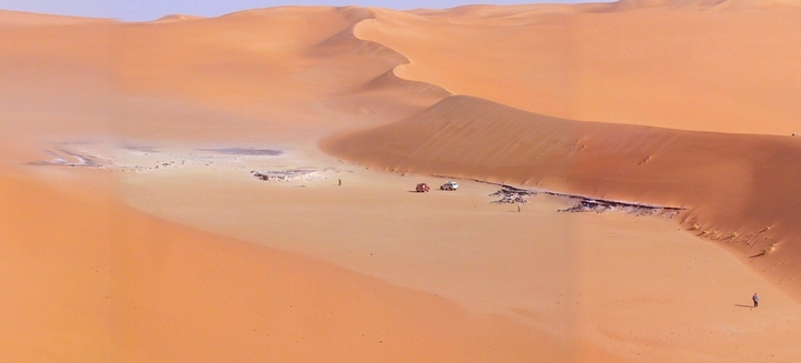 Tracce di antichi laghi che 10000 anni fa occupavano il Sahara (credit: Missione Archeologica nel Sahara, Universit&agrave; di Roma La Sapienza)