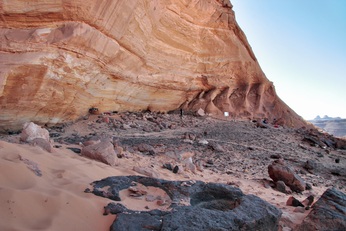 Sito archeologico di Takarkori, Tadrart Acacus, Sahara centrale (credit: Missione Archeologica nel Sahara, Universit&agrave; di Roma La Sapienza)