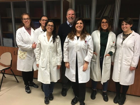 Il team, da sinistra a destra: Alessia Caredda (tecnico), Annalaura Paulis (dottoranda), Angela Corona (assegnista), Enzo Tramontano (docente). Francesca Esposito (ricercatrice), Nicole Grandi (ricercatrice), Maria Paola Pisano (dottoranda)