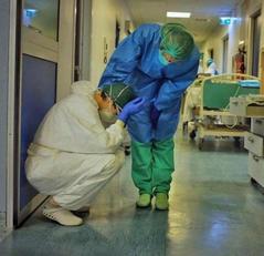 Medici e infermieri, avamposto allo stremo