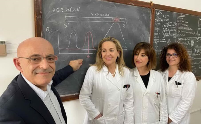 Germano Orr&ugrave; con le ricercatrici, da sinistra, Miriam Loddo, Alessandra Scano e Sara Fais