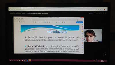 Augusta Tiddia mentre espone alla commissione i contenuti della sua tesi di laurea