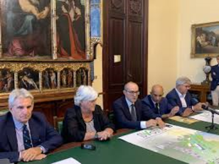 Cagliari, Palazzo Bacaredda. Una recente immagine legata alle relazioni tra comune e Universit&agrave;. Con il rettore e il sindaco, Italo Meloni (a sinistra), responsabile dei progetti legati all mobilit&agrave; sostenibile e intelligente