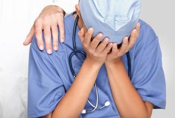 Stress, inadeguatezza dispositivi di protezione, isolamento e mancanza di cure sistematiche per i sanitari