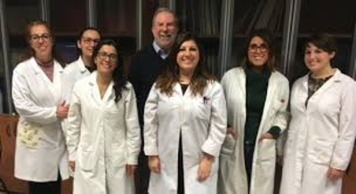 Enzo Tramontano con un gruppo di ricercatrici della facolt&agrave; di Biologia e farmacia