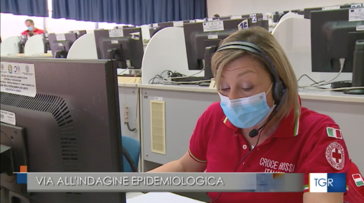 Un'operatrice della Croce Rossa Italiana durante uno dei tantissimi colloqui telefonici che si svolgono dagli spazi dell'Ateneo