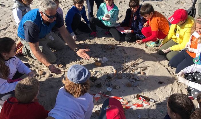 Il prof. Sandro Demuro durante un'attivit&agrave; didattica in spiaggia con i pi&ugrave; piccini: la divulgazione scientifica comincia presto, per l'Universit&agrave; di Cagliari