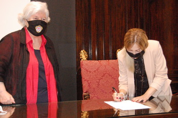 L'assessore Valeria Satta mentre firma l'accordo con l'Universit&agrave; di Cagliari