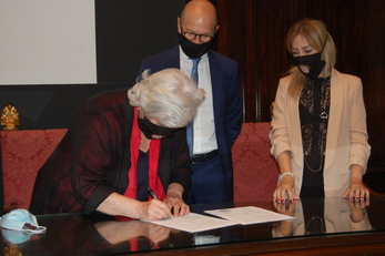 La firma del Rettore sull'accordo con la Regione