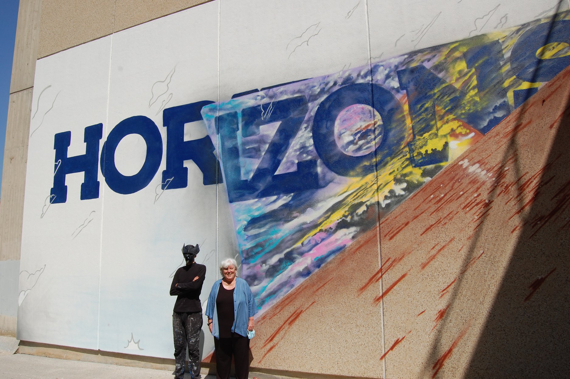 Il Rettore Maria Del Zompo con lo street artist Manu Invisible