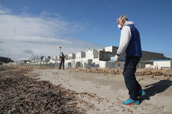 Il professor Sandro Demuro durante un'ispezione al Poetto