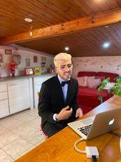Marco Marras mentre discute la tesi dalla sua abitazione in collegamento con la commissione presieduta da Antioco Floris