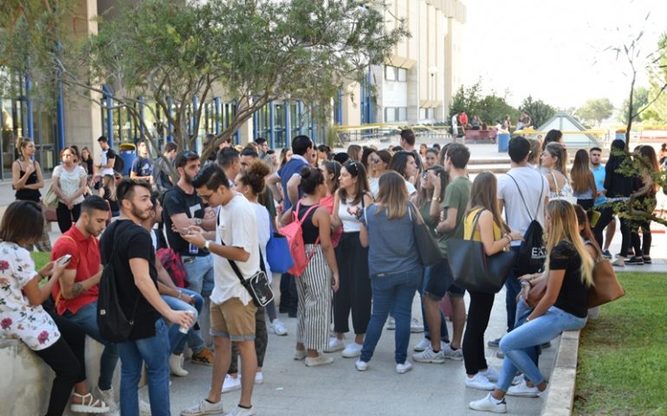 Un'immagine degli anni scorsi: quest'anno per via del distanziamento tra i candidati occorre rispettare le misure di prevenzione