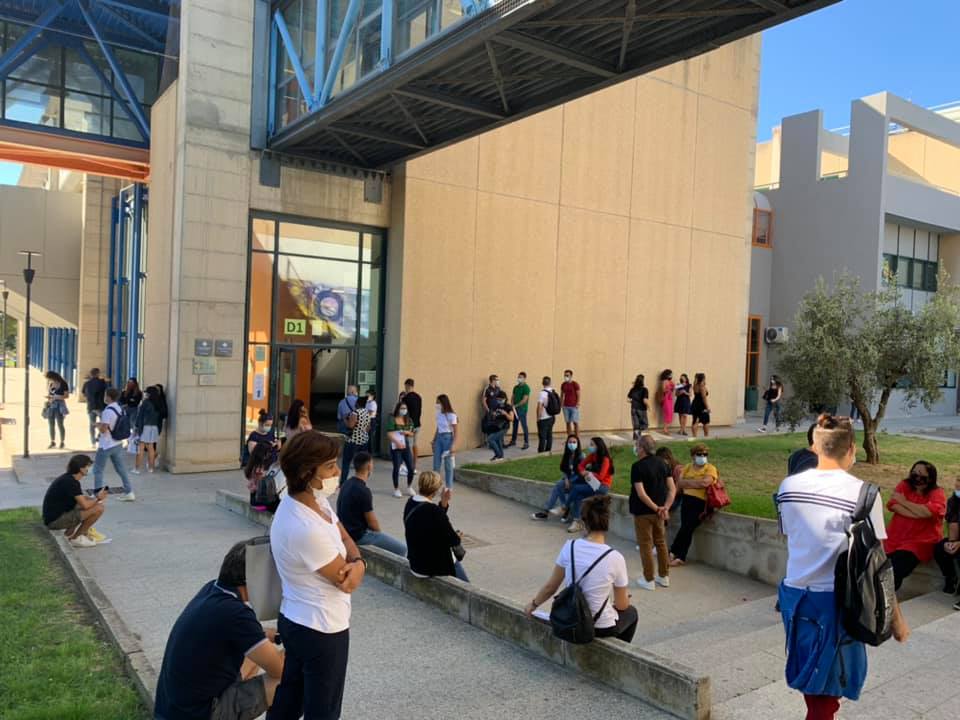 Studenti e familiari prima della prova