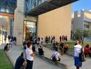 Studenti e familiari prima della prova