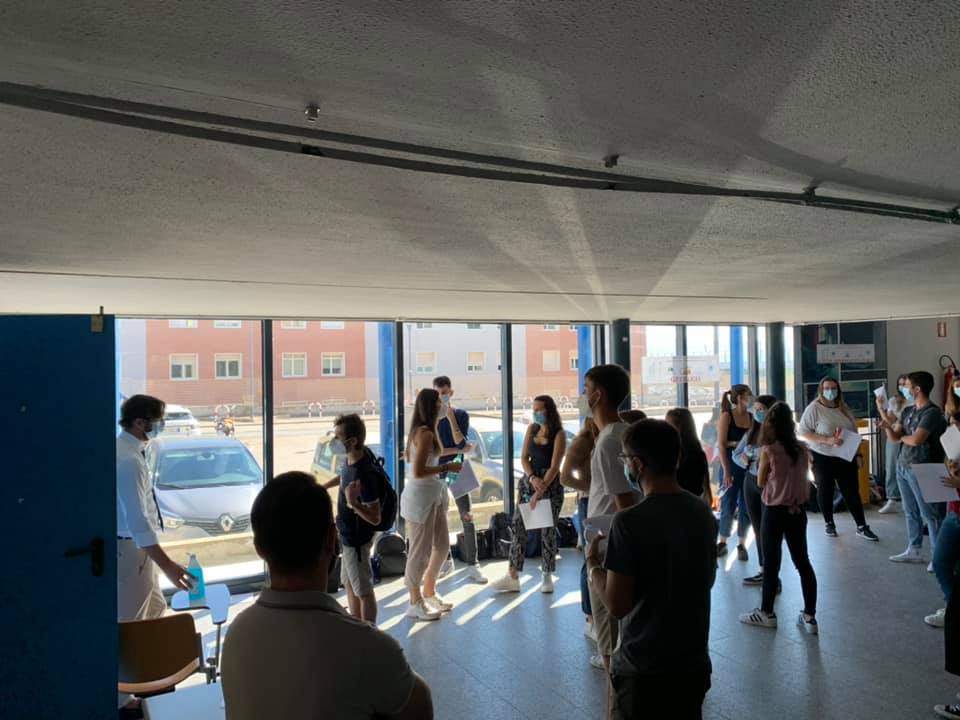 I candidati e le candidate attendono ordinatamente il loro turno di ingresso in aula