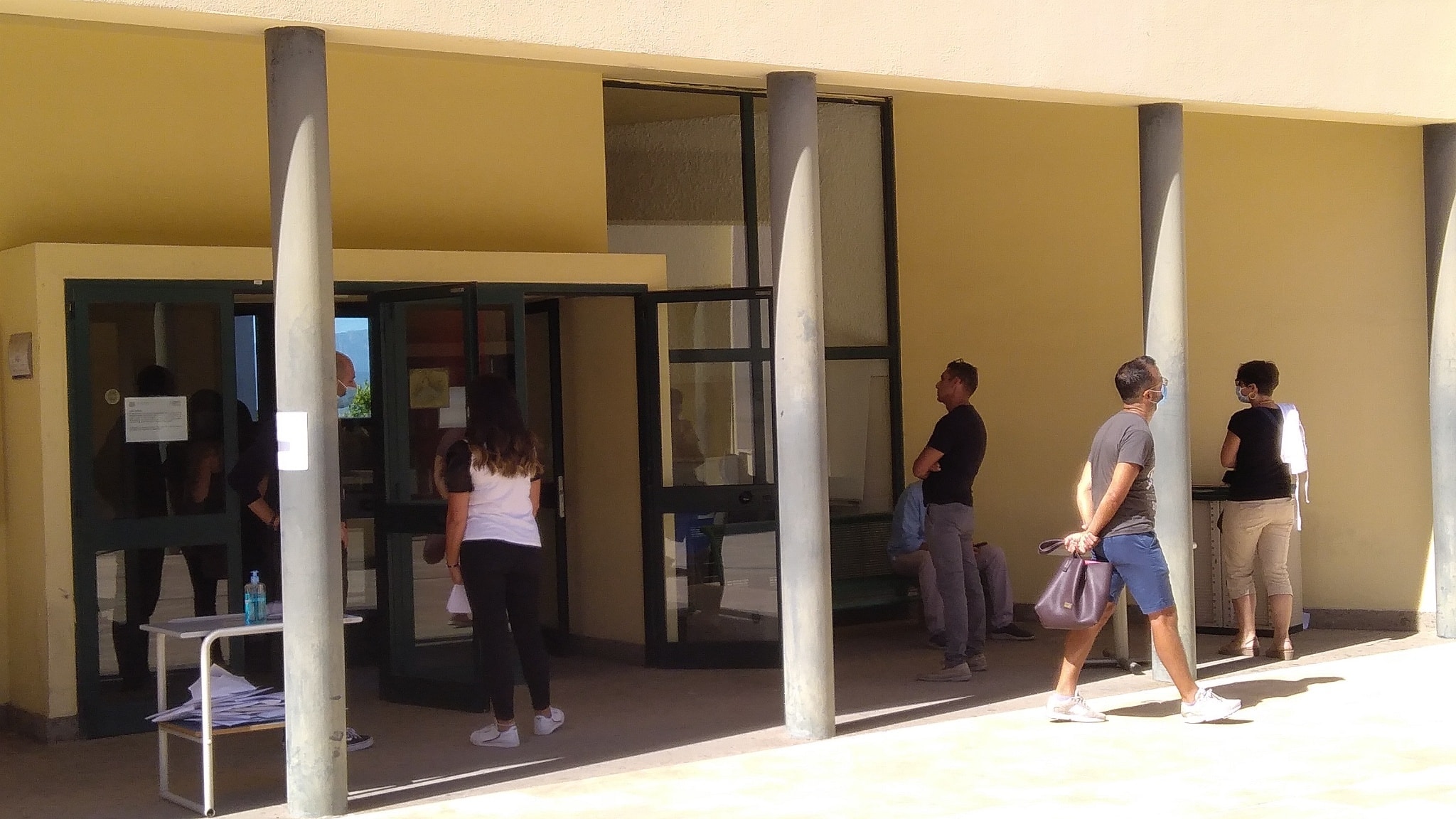 L'attesa dei parenti e degli amici fuori dall'Aula B della Facolt&agrave; di Scienze Economiche, Giuridiche e Politiche