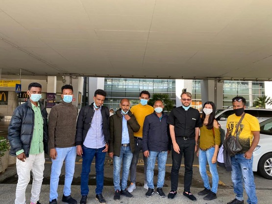 L'arrivo all'aeroporto di Cagliari-Elmas dei sei studenti che completeranno in Sardegna il percorso universitario, accolti da don Emanuele Meconcelli, direttore del College universitario Sant'Efisio, che ospiter&agrave; i tre dell'Universit&agrave; di Cagliari
