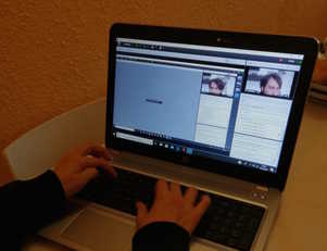 Uno studente segue una lezione on line
