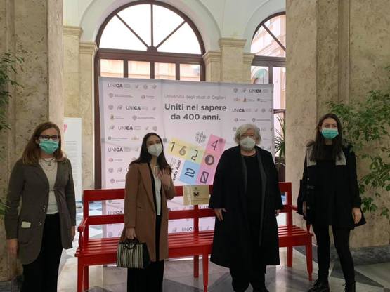 Inaugurazione della panchina rossa in Rettorato. Il Rettore Maria Del Zompo con Alessandra Orr&ugrave;, Responsabile delle politiche strategiche di UniCa, Sara Usai e Elena Fontarosa, rappresentanti delle studentesse e degli studenti in Senato Accademico