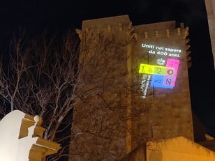 Un'altra bellissima immagine del logo proiettato sulla Torre dell'Elefante