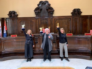 Pina Locci, il Rettore Maria Del Zompo e Alessandra Ortu mostrano il premio assegnato al nostro Ateneo