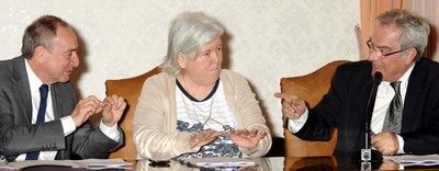 Il Rettore Maria Del Zompo tra Giorgio La Nasa e Francesco Marongiu, in una bella immagine di Francesco Cogotti