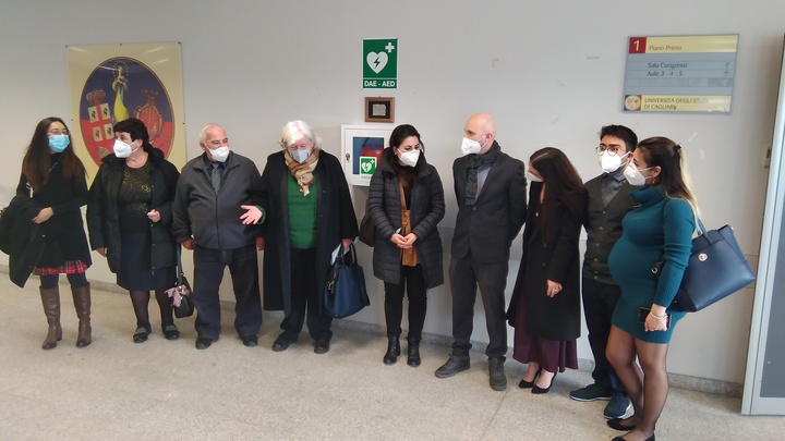 Il Rettore Maria Del Zompo con la famiglia di Alberto Nori e una rappresentanza delle associazioni studentesche Reset UniCa e Farmacia Politica