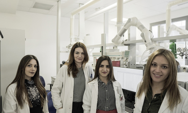 Cristina Manis, Cristina Pusceddu, Giulia Tolle e Sefora Starace, dottorande e borsiste nel laboratorio diretto da Pierluigi Caboni