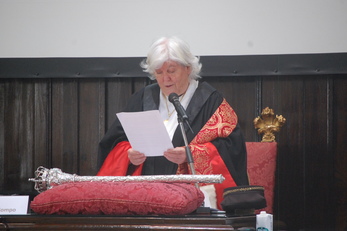 Maria Del Zompo legge la formula di inaugurazione dell'Anno Accademico