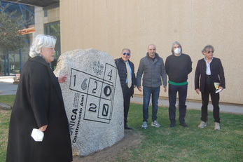 Maria Del Zompo, Aldo Urru, Luciano Zedda, Tomaso Locci e Ninni Pillai davanti all'opera che raffigura il logo dei 400 anni creato da Stefano Asili
