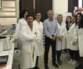 Il team in laboratorio. Da sinistra, Andrea Perra, Lavinia Cabras, Amedeo Columbano, Marta Kowalik, Pia Sulas, Claudia Orr&ugrave; (da due anni all'Istituto per la  ricerca sul cancro di Candiolo), Marina Serra (borsista)