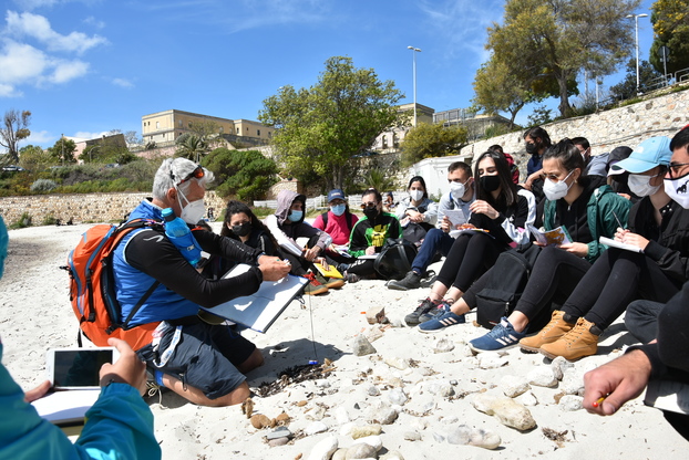 Sandro Demuro con un gruppo di studenti e studentesse di Scienze ambientali e naturali (foto di Pamela Carrasco Sarante)