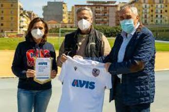La vicepresidente del Cus, Manuela Caddeo, con i presidenti Avis Sardegna e Cagliari, Antonello Carta e Mario Ignazio Zuddas.