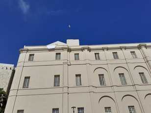 Il lenzuolo bianco collocato nel punto pi&ugrave; alto del Palazzo che ospita il Rettorato