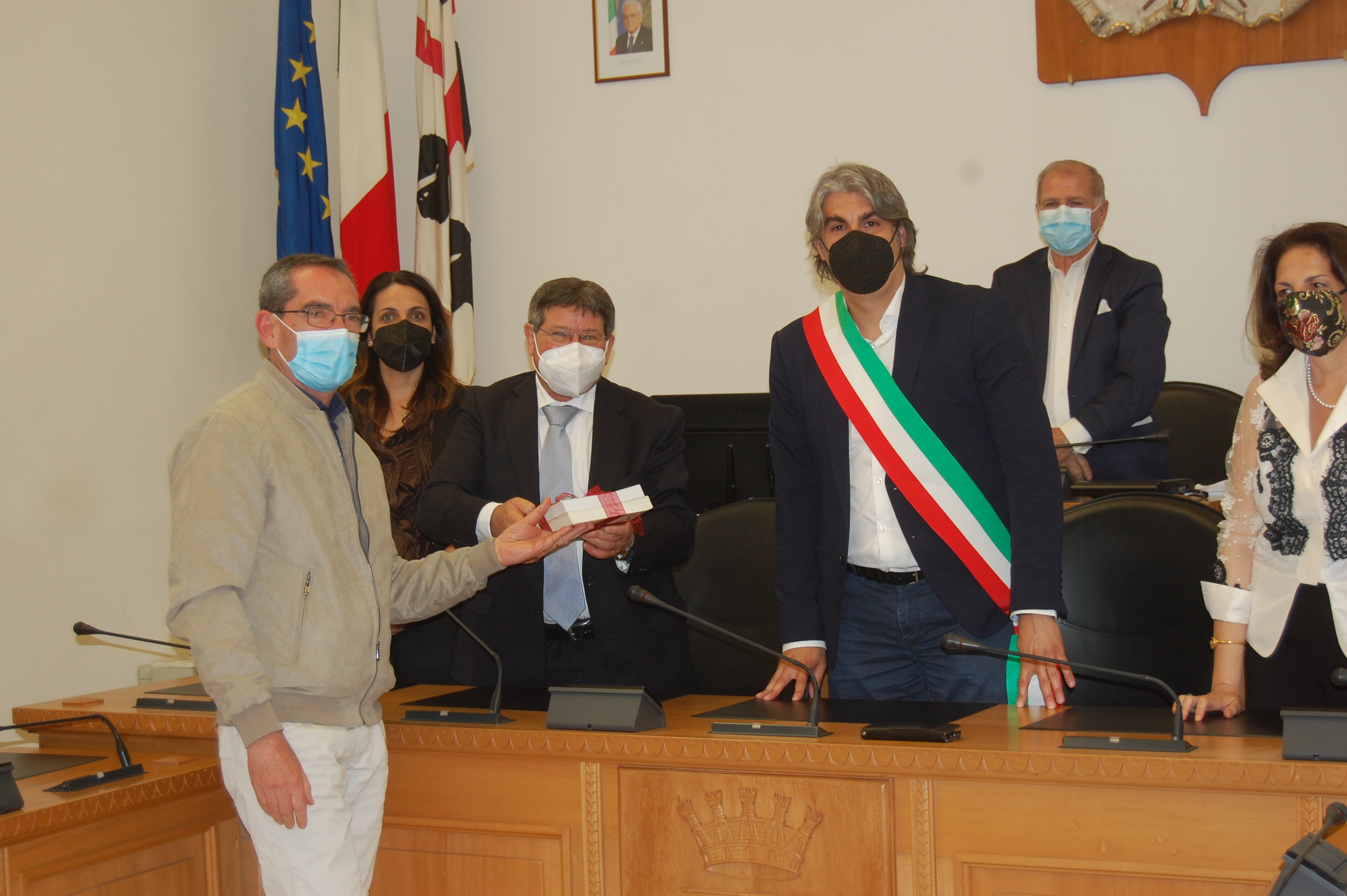 Il Rettore Francesco Mola riceve in dono i libri sulla storia di Monserrato