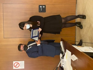 Il professor Mola premia Sara Concas (laurea al Dipartimento di ingegneria elettrica ed elettronica con Gian Luca Marcialis)