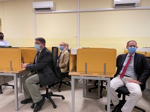 Tre studenti speciali nelle postazioni del laboratorio: da sinistra, il rettore Francesco Mola, il vicario Gianni Fenu e il prorettore Luciano Colombo