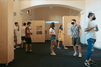 Studenti e studentesse in visita alla mostra