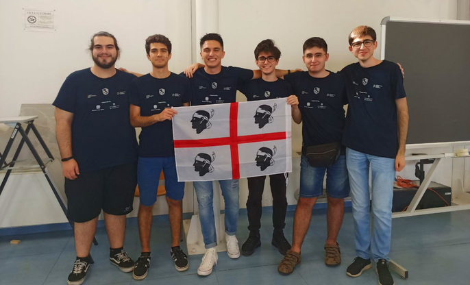 Il team dei trionfatori. Da sinistra, Marcello Carboni, Giovanni Manca, Fabio Marotta, Riccardo Sulis, Davide Murru e Filippo Mereu