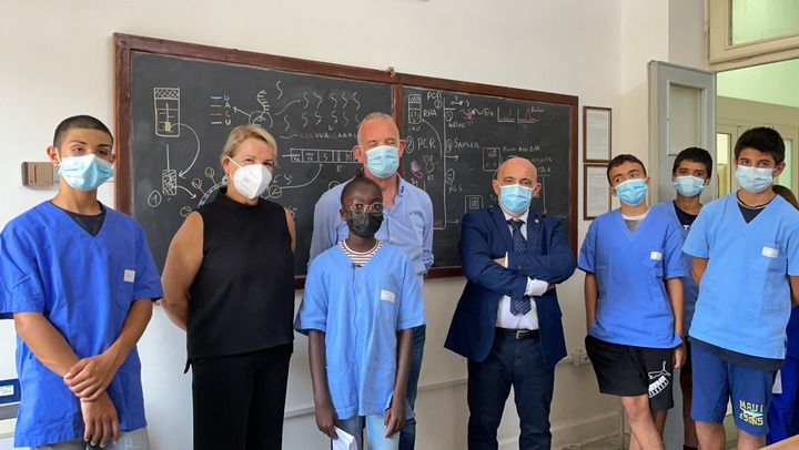 Una squadra che sa di poter vincere. Con le ragazze e i ragazzi del Centro di quartiere, da sinistra, Viviana Lantini (medico), Luigi MInerba e Germano Orr&ugrave;