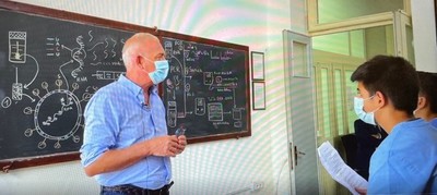 Il professor Minerba durante una fase dell'esposizione della curva epidemiologica