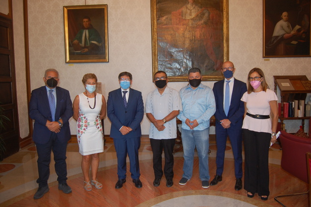 La foto di gruppo al termine dell'incontro: al centro il Rettore con l'Ambasciatore