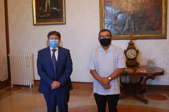 Il Rettore Francesco Mola con l'Ambasciatore Ronald Flores Vega