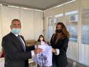 Mauro Coni, coordinatore del corso in Ingegneria civile, consegna i kit nella Facolt&agrave; di Ingegneria e Architettura