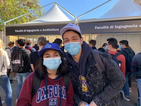 Foto ricordo davanti al gazebo con il cappellino di UniCa