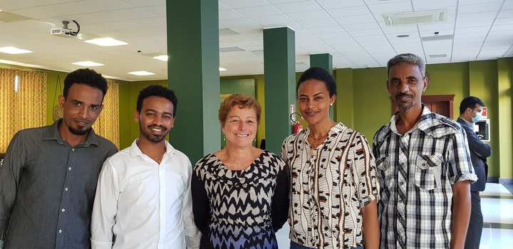 La professoressa Carucci con gli studenti eritrei presenti alla conferenza stampa
