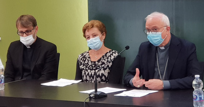 A destra nella foto l&rsquo;arcivescovo Giuseppe Baturi, con la professoressa Alessandra Carucci e Don Emanuele Meconcelli
