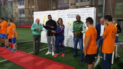Una fase della premiazione degli Special Olympics. Al centro, Mario Brugnera, Joao Pedro, Stefania Rosas e David Suazo