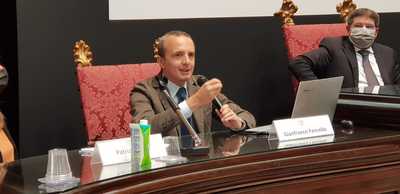 Gianfranco Fancello descrive le modalit&agrave; operative del progetto. Alla sua sinistra, Francesco Mola